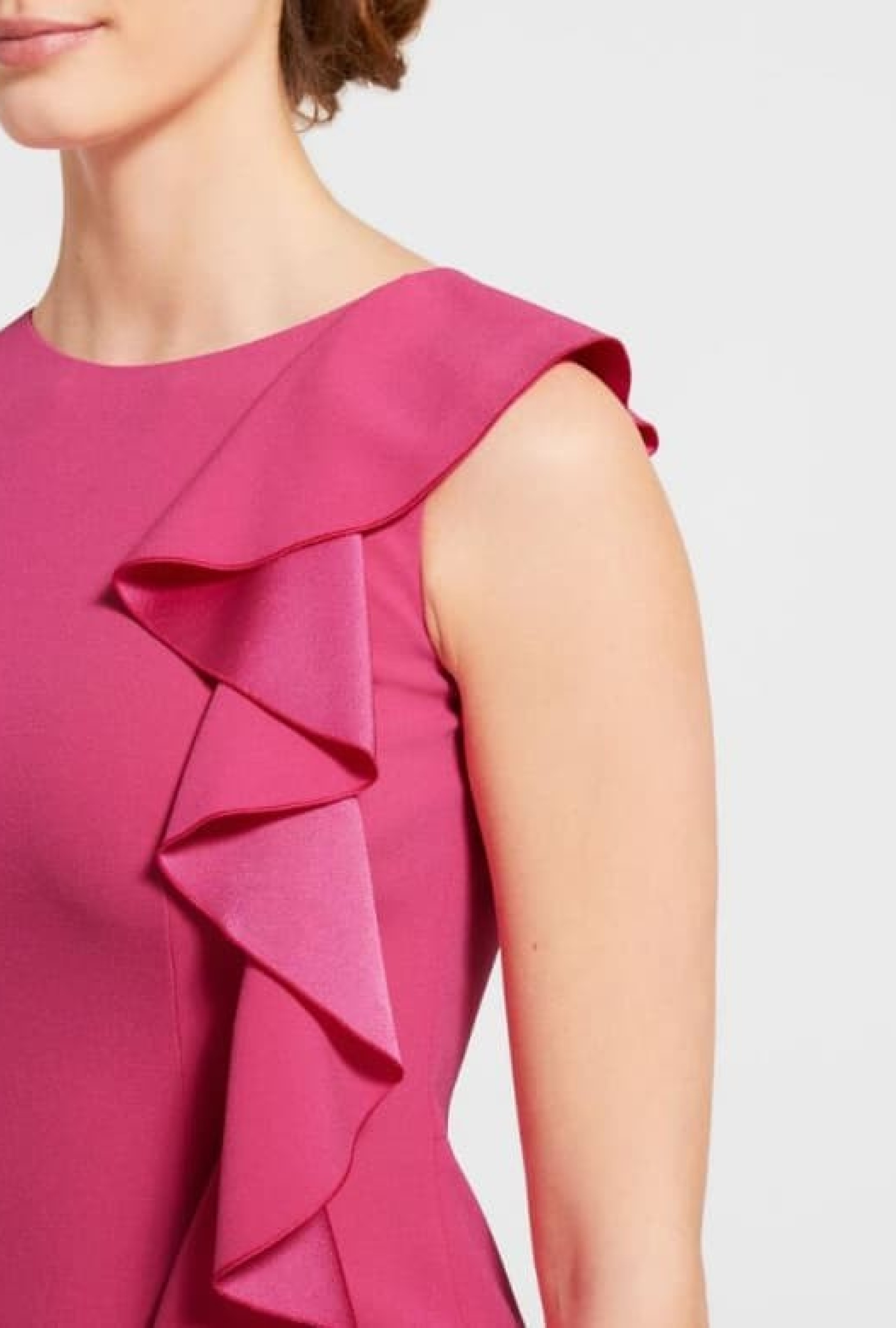 Robe longue cintrée en crepe de satin