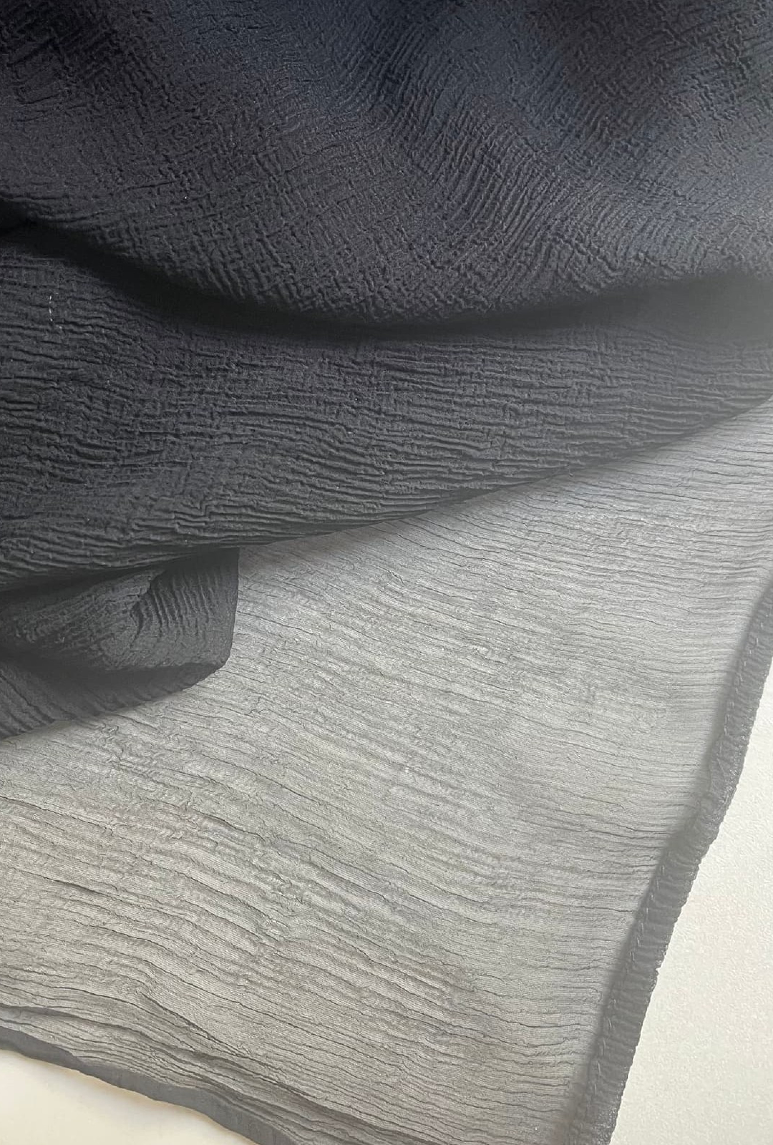 Étole Noire Plissée