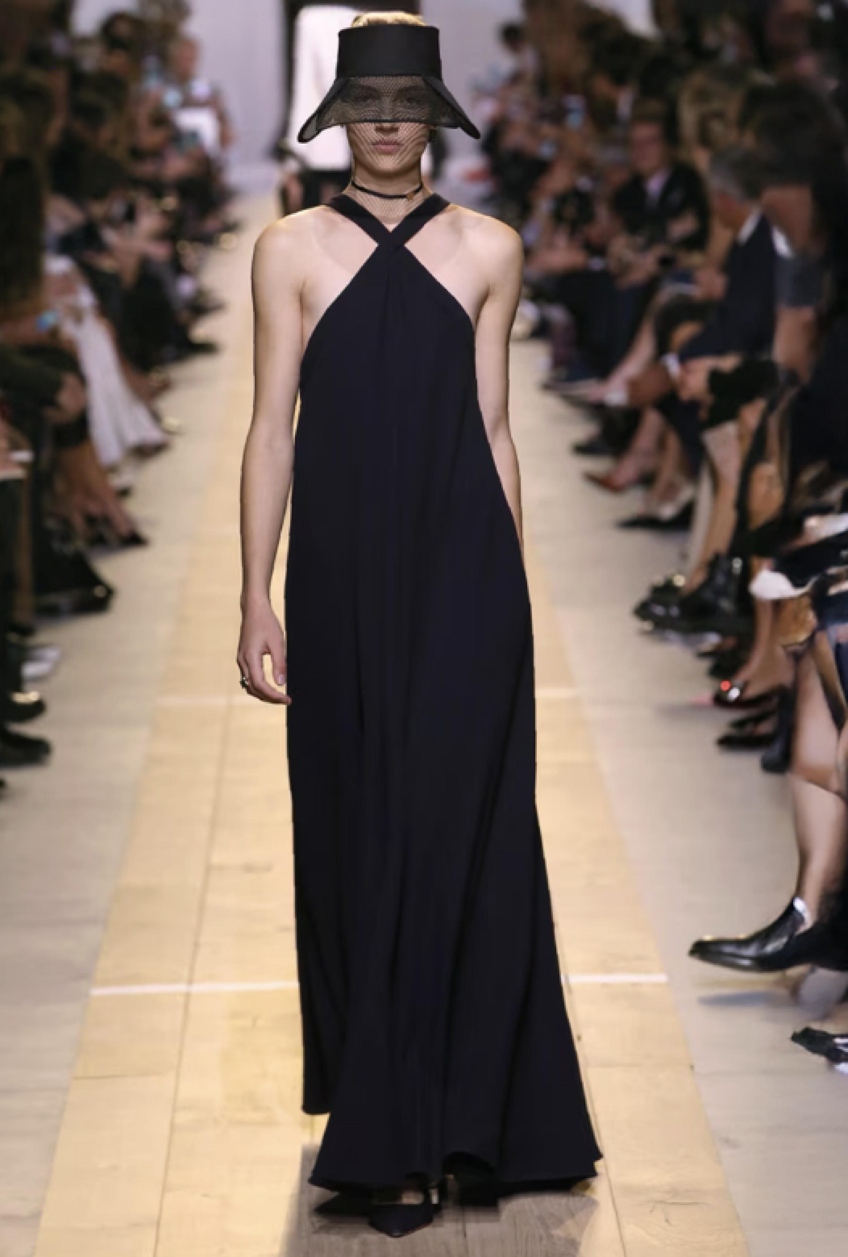 Robe Noire Architecturale Ss2017 Par Maria Grazia Chiuri